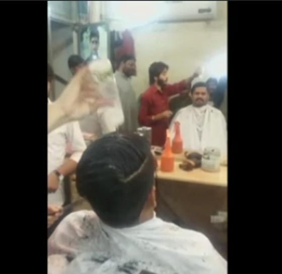 صاحب صالون يقص شعر زبائنه على نار هادئة.. فيديو صورة رقم 2