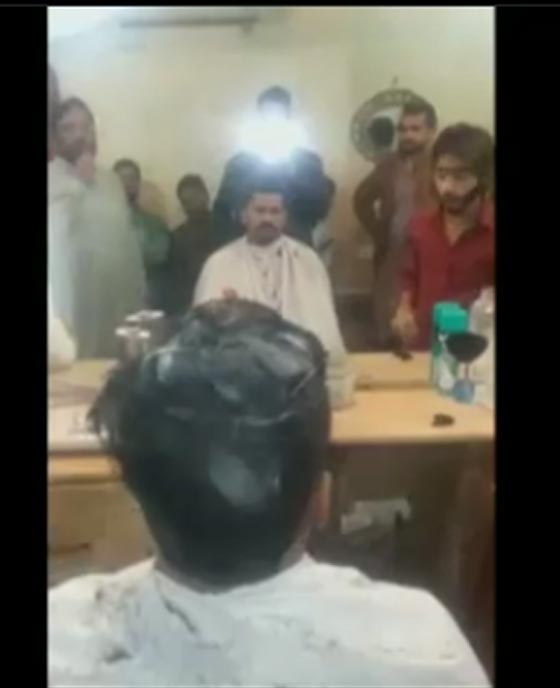 صاحب صالون يقص شعر زبائنه على نار هادئة.. فيديو صورة رقم 1