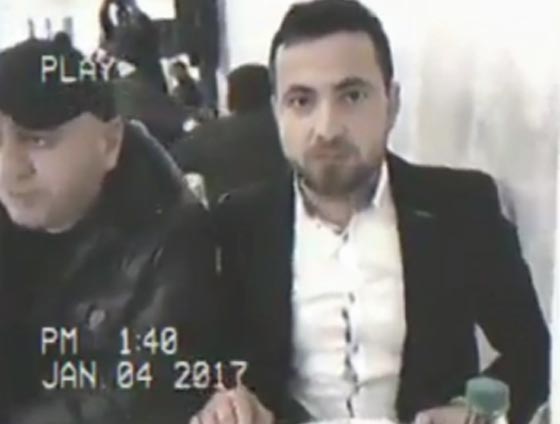 شاهد رد فعل المدعوين لحفل زفاف حين داهمتهم الكاميرا اثناء الطعام صورة رقم 1