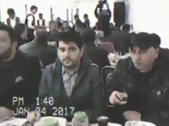 شاهد رد فعل المدعوين لحفل زفاف حين داهمتهم الكاميرا اثناء الطعام صورة رقم 2