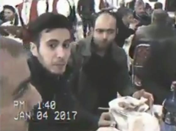 شاهد رد فعل المدعوين لحفل زفاف حين داهمتهم الكاميرا اثناء الطعام صورة رقم 3