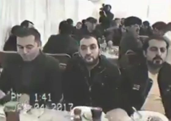 شاهد رد فعل المدعوين لحفل زفاف حين داهمتهم الكاميرا اثناء الطعام صورة رقم 4