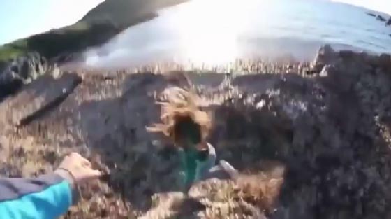 فيديو صادم.. .. شاب يدفع صديقته من فوق سلسلة تلال ثم يبدي ابتهاجا صورة رقم 3