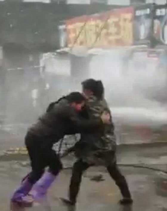 بالفيديو.. شجار بين مالكتي مغسلتي سيارات للفوز بالزبائن صورة رقم 5 بالفيديو.. شجار بين مالكتي مغسلتي سيارات للفوز بالزبائن صورة رقم 5