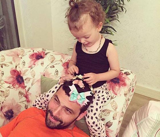 صور مضحكة: فتيات صغيرات يضعن لآبائهن مكياج وتسريحات شعر انثوية! صورة رقم 9 صور مضحكة: فتيات صغيرات يضعن لآبائهن مكياج وتسريحات شعر انثوية! صورة رقم 9