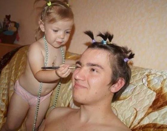 صور مضحكة: فتيات صغيرات يضعن لآبائهن مكياج وتسريحات شعر انثوية! صورة رقم 4 صور مضحكة: فتيات صغيرات يضعن لآبائهن مكياج وتسريحات شعر انثوية! صورة رقم 4