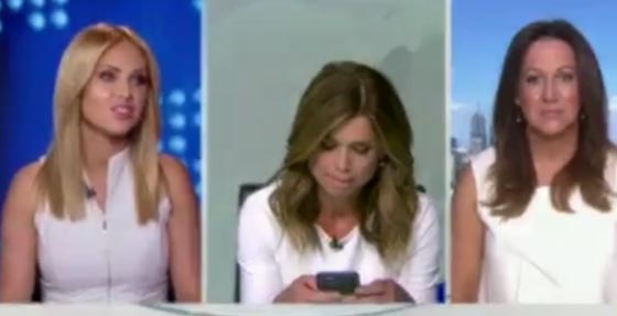 فضيحة.. مشاجرة بين مذيعتين بسبب ارتدائهما نفس لون الملابس! فيديو صورة رقم 1