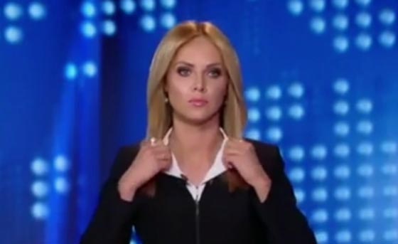 فضيحة.. مشاجرة بين مذيعتين بسبب ارتدائهما نفس لون الملابس! فيديو صورة رقم 2
