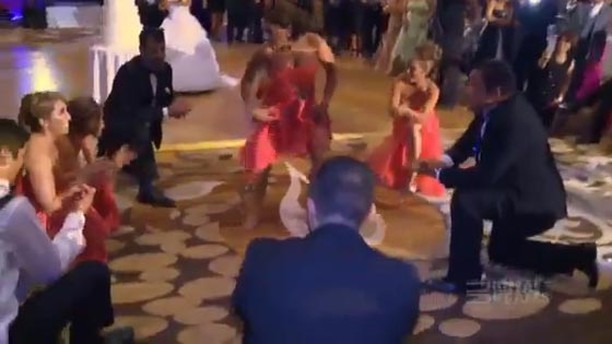 بالفيديو.. تحدي الرقص يدهش الحضور حفل زفاف صورة رقم 1