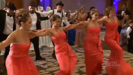 بالفيديو.. تحدي الرقص يدهش الحضور حفل زفاف صورة رقم 5