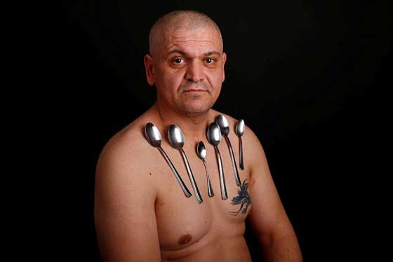صور غريبة.. شخص يمتلك قدرات غريبة تجعل جسمه يجتذب المعادن كمغناطيس! صورة رقم 3 صور غريبة.. شخص يمتلك قدرات غريبة تجعل جسمه يجتذب المعادن كمغناطيس! صورة رقم 3