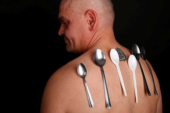 صور غريبة.. شخص يمتلك قدرات غريبة تجعل جسمه يجتذب المعادن كمغناطيس! صورة رقم 4 صور غريبة.. شخص يمتلك قدرات غريبة تجعل جسمه يجتذب المعادن كمغناطيس! صورة رقم 4