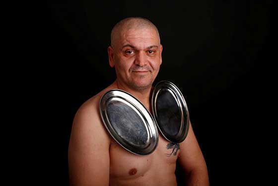 صور غريبة.. شخص يمتلك قدرات غريبة تجعل جسمه يجتذب المعادن كمغناطيس! صورة رقم 6 صور غريبة.. شخص يمتلك قدرات غريبة تجعل جسمه يجتذب المعادن كمغناطيس! صورة رقم 6