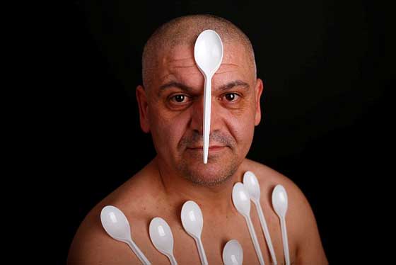 صور غريبة.. شخص يمتلك قدرات غريبة تجعل جسمه يجتذب المعادن كمغناطيس! صورة رقم 9 صور غريبة.. شخص يمتلك قدرات غريبة تجعل جسمه يجتذب المعادن كمغناطيس! صورة رقم 9