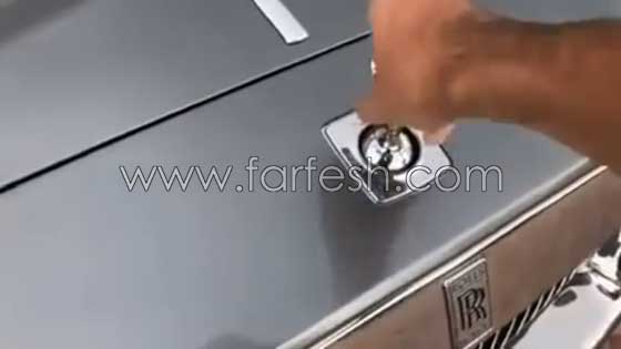 ماذا يحدث اذا حاولت نزع شعار رولز رويس عن غطائها؟! فيديو صورة رقم 3