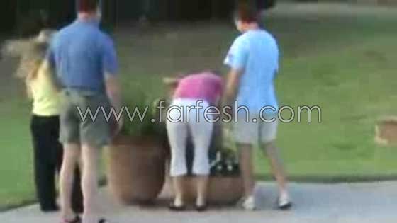 فيديو طريف.. سقوط مدوي لسيدة بسبب مقلب صغير! صورة رقم 3