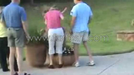 فيديو طريف.. سقوط مدوي لسيدة بسبب مقلب صغير! صورة رقم 4