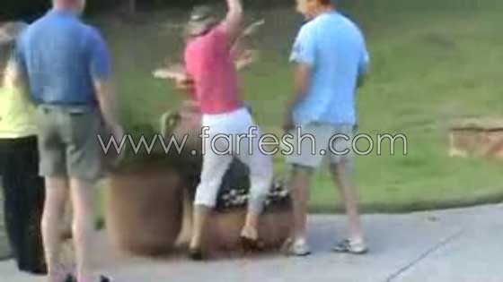 فيديو طريف.. سقوط مدوي لسيدة بسبب مقلب صغير! صورة رقم 5