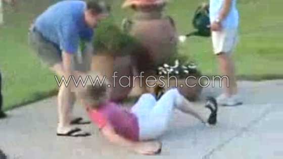 فيديو طريف.. سقوط مدوي لسيدة بسبب مقلب صغير! صورة رقم 8
