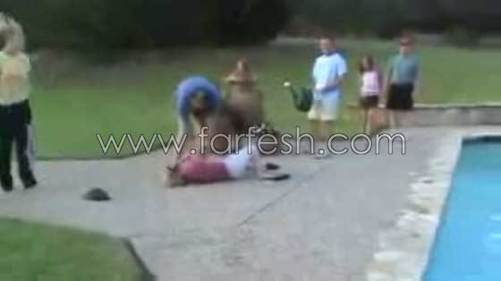 فيديو طريف.. سقوط مدوي لسيدة بسبب مقلب صغير! صورة رقم 10