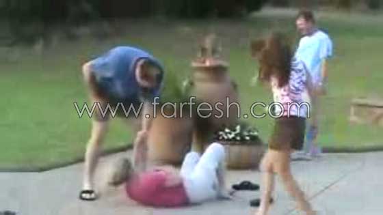 فيديو طريف.. سقوط مدوي لسيدة بسبب مقلب صغير! صورة رقم 11