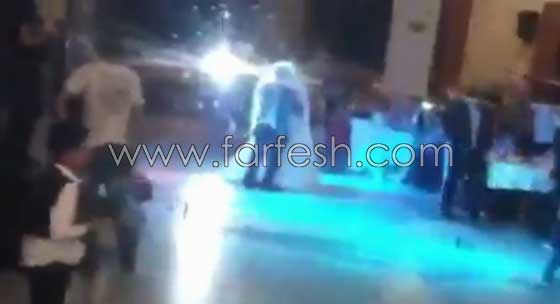 عريس يحمل عروسه التي تفوقه طولا وحجما.. والنتيجة صادمة! صورة رقم 1