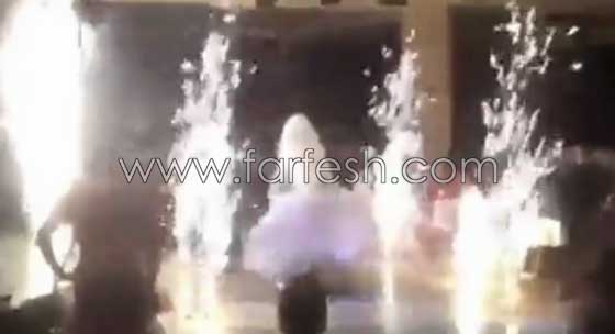 عريس يحمل عروسه التي تفوقه طولا وحجما.. والنتيجة صادمة! صورة رقم 3