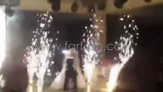 عريس يحمل عروسه التي تفوقه طولا وحجما.. والنتيجة صادمة! صورة رقم 5