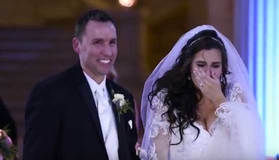 لحظات لا توصف قلبت لحظة بكاء عروس الى فرحة غامرة.. فيديو صورة رقم 2