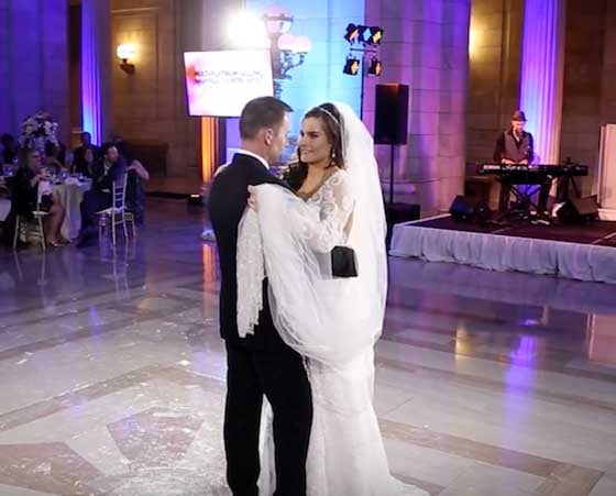 لحظات لا توصف قلبت لحظة بكاء عروس الى فرحة غامرة.. فيديو صورة رقم 17
