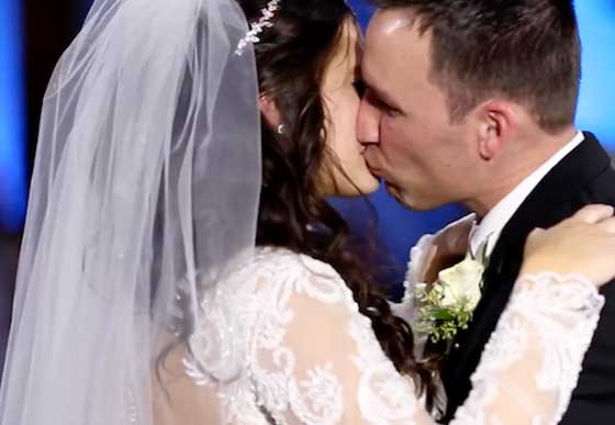لحظات لا توصف قلبت لحظة بكاء عروس الى فرحة غامرة.. فيديو صورة رقم 18