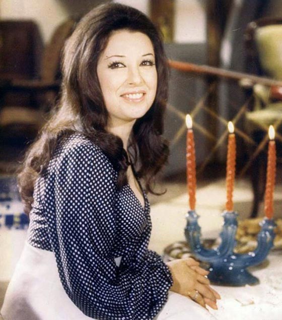 صورة رقم 28 - صور فنانات عربيات تفضح قصر قامتهن، احداهن طولها 147 سم فقط! صورة رقم 28 - صور فنانات عربيات تفضح قصر قامتهن، احداهن طولها 147 سم فقط!