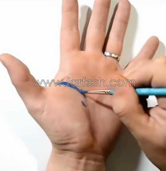 فيديو رائع: رسام يحول يده بالرسم ثلاثي الابعاد لحفرة (دوامة) تبتلع المياه صورة رقم 1