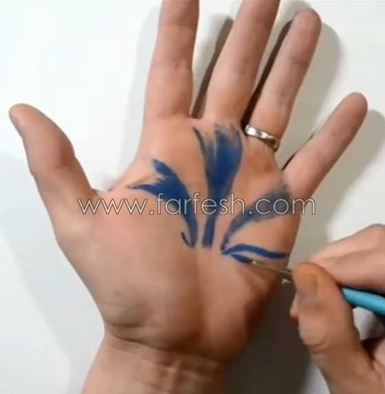 فيديو رائع: رسام يحول يده بالرسم ثلاثي الابعاد لحفرة (دوامة) تبتلع المياه صورة رقم 2