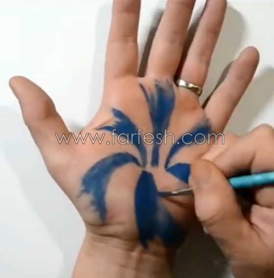 فيديو رائع: رسام يحول يده بالرسم ثلاثي الابعاد لحفرة (دوامة) تبتلع المياه صورة رقم 3
