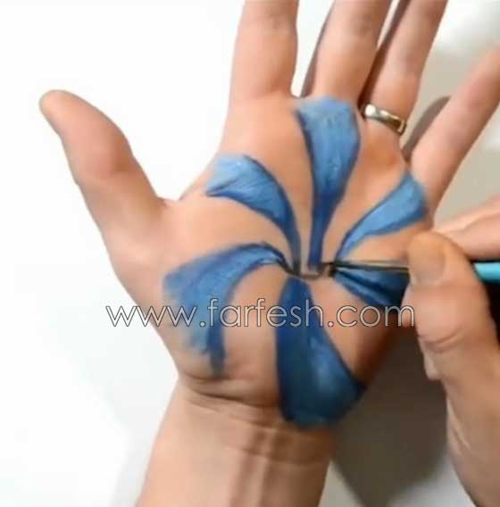 فيديو رائع: رسام يحول يده بالرسم ثلاثي الابعاد لحفرة (دوامة) تبتلع المياه صورة رقم 4