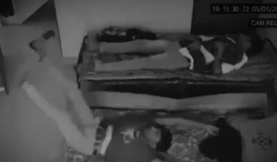  فيديو مرعب.. شبح يجر شابا من ساقيه وهو نائم! صورة رقم 3