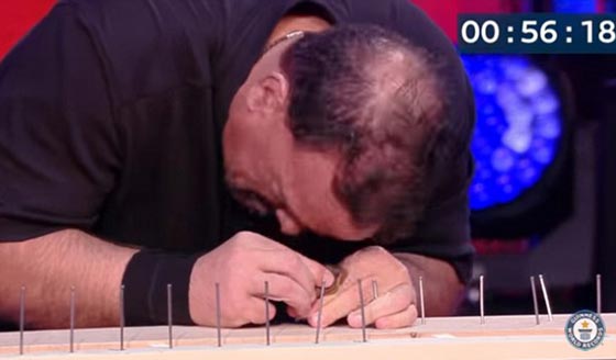 دق 38 مسمارا براسه فدخل موسوعة غينيس.. فيديو صورة رقم 2