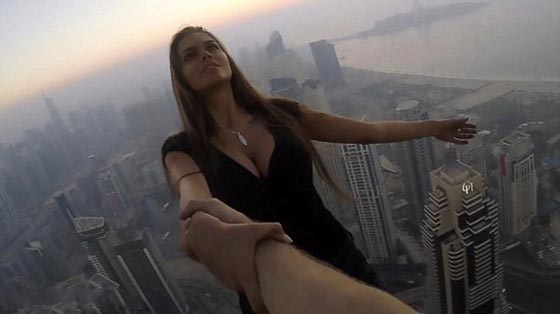 فيديو مثير: عارضة روسية تتحدى الموت من اجل جلسة تصوير في دبي!  صورة رقم 2