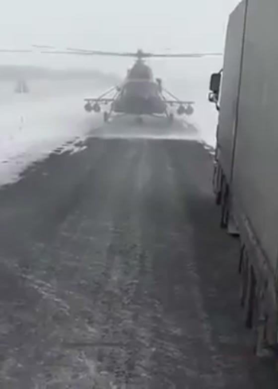 فيديو طريف.. طيار تائه يهبط في الشارع كي يسأل عن الطريق  صورة رقم 2