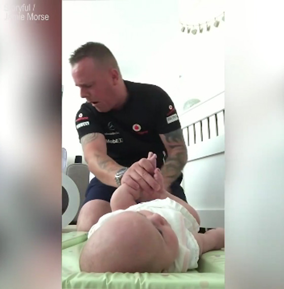فيديو طريف.. رجل كاد يصاب بالغثيان اثناء تغيير حفاض ابنته صورة رقم 1