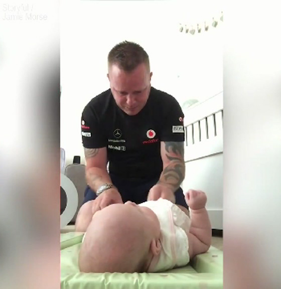 فيديو طريف.. رجل كاد يصاب بالغثيان اثناء تغيير حفاض ابنته صورة رقم 2