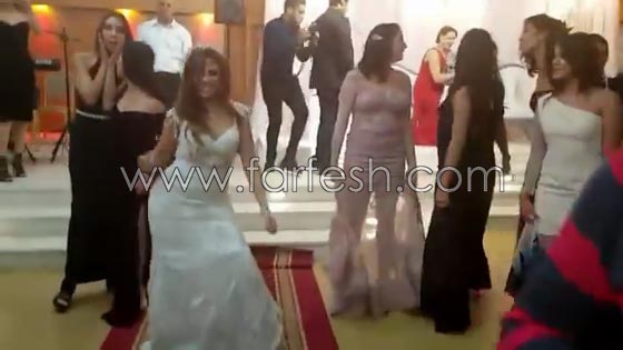 فيديو عروس تونسية تفاجئ العريس والمدعوين برقصة رائعة مع صديقاتها صورة رقم 2