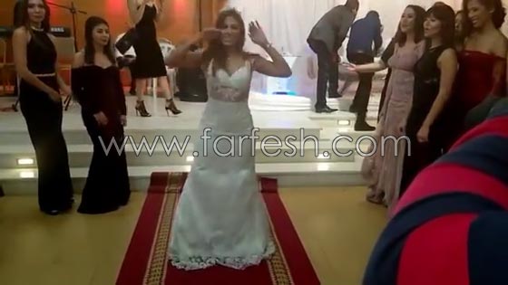 فيديو عروس تونسية تفاجئ العريس والمدعوين برقصة رائعة مع صديقاتها صورة رقم 5