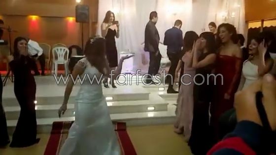 فيديو عروس تونسية تفاجئ العريس والمدعوين برقصة رائعة مع صديقاتها صورة رقم 6