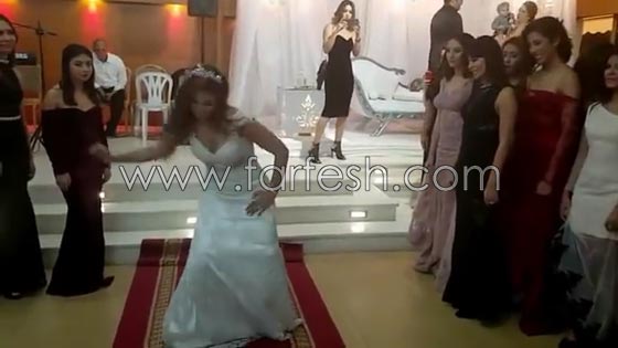 فيديو عروس تونسية تفاجئ العريس والمدعوين برقصة رائعة مع صديقاتها صورة رقم 7