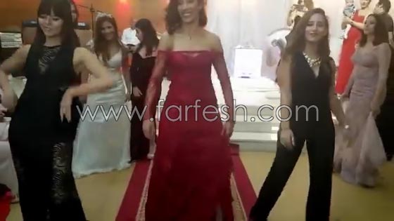 فيديو عروس تونسية تفاجئ العريس والمدعوين برقصة رائعة مع صديقاتها صورة رقم 8