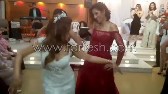 فيديو عروس تونسية تفاجئ العريس والمدعوين برقصة رائعة مع صديقاتها صورة رقم 11
