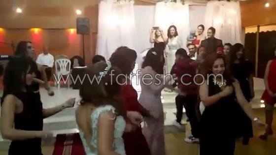 فيديو عروس تونسية تفاجئ العريس والمدعوين برقصة رائعة مع صديقاتها صورة رقم 13