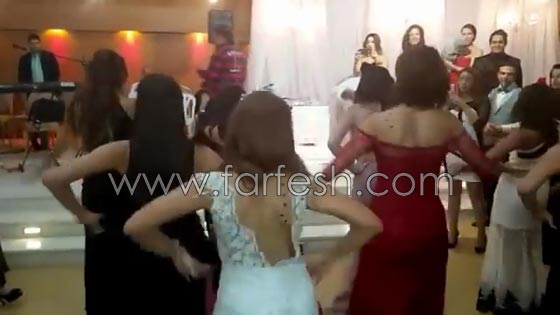 فيديو عروس تونسية تفاجئ العريس والمدعوين برقصة رائعة مع صديقاتها صورة رقم 14